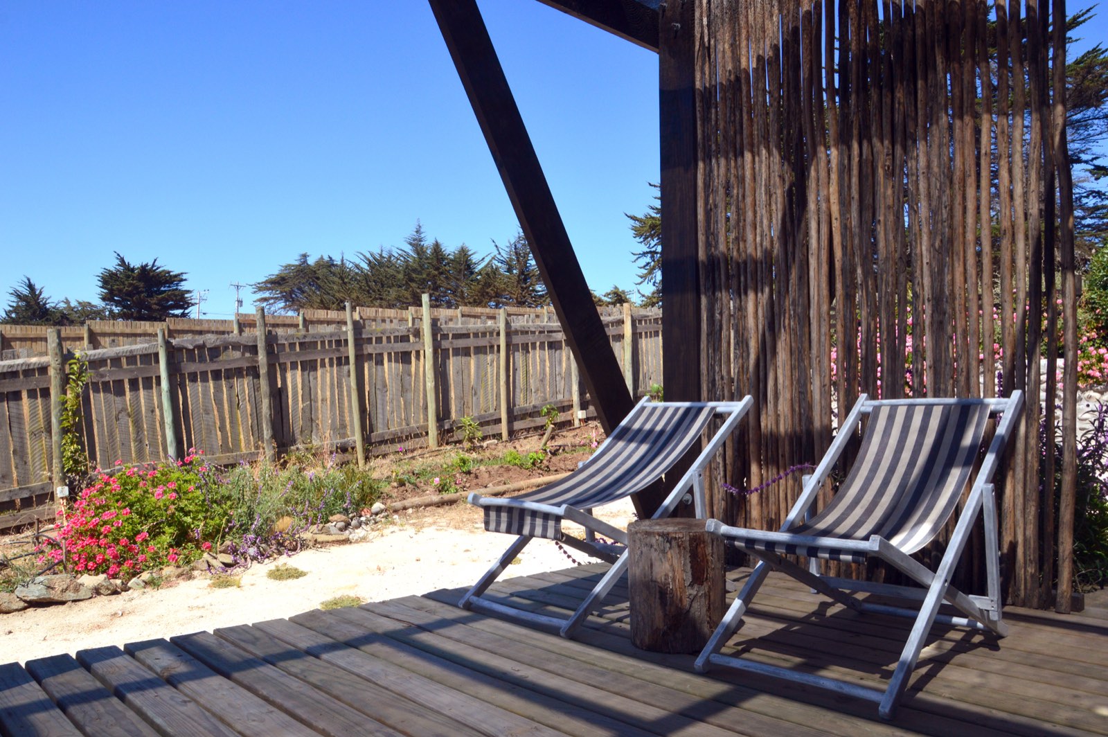 Terraza de madera de la cabaña